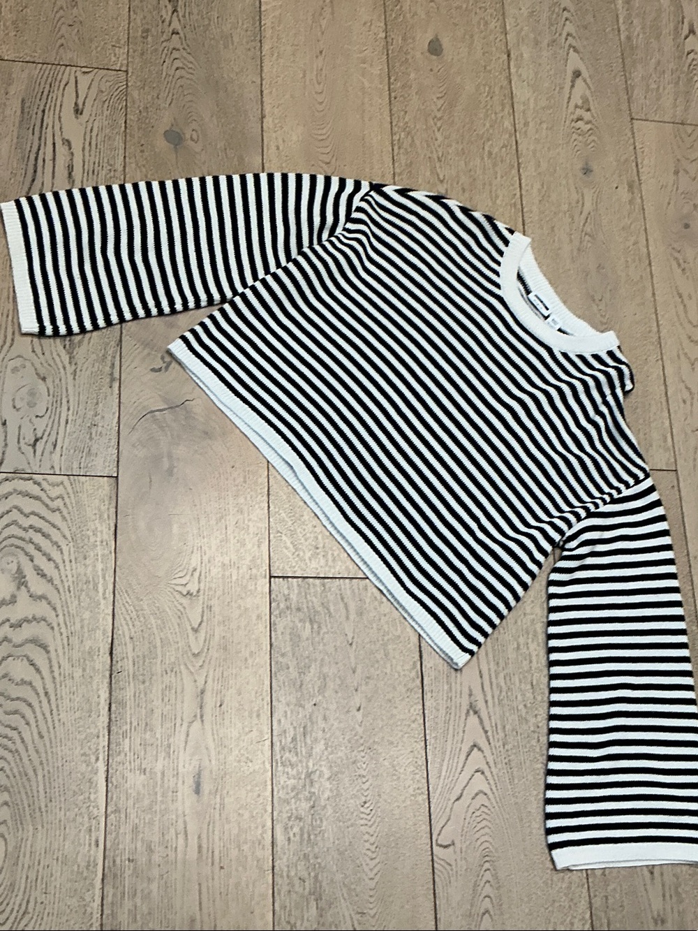 Woman’s Noisy may black/white stripe crop pull over sweater. Medium. Cute!